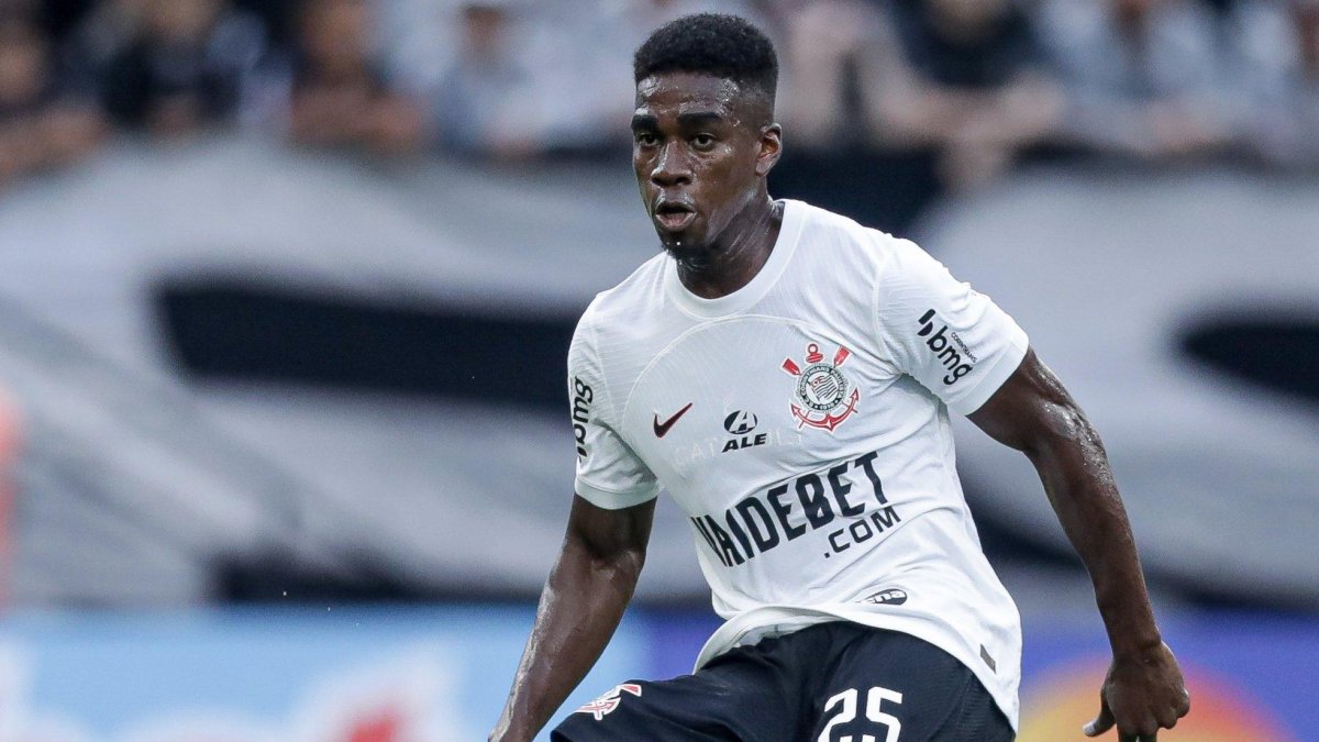 Félix Torres en su primer partido con la camiseta del Corinthians