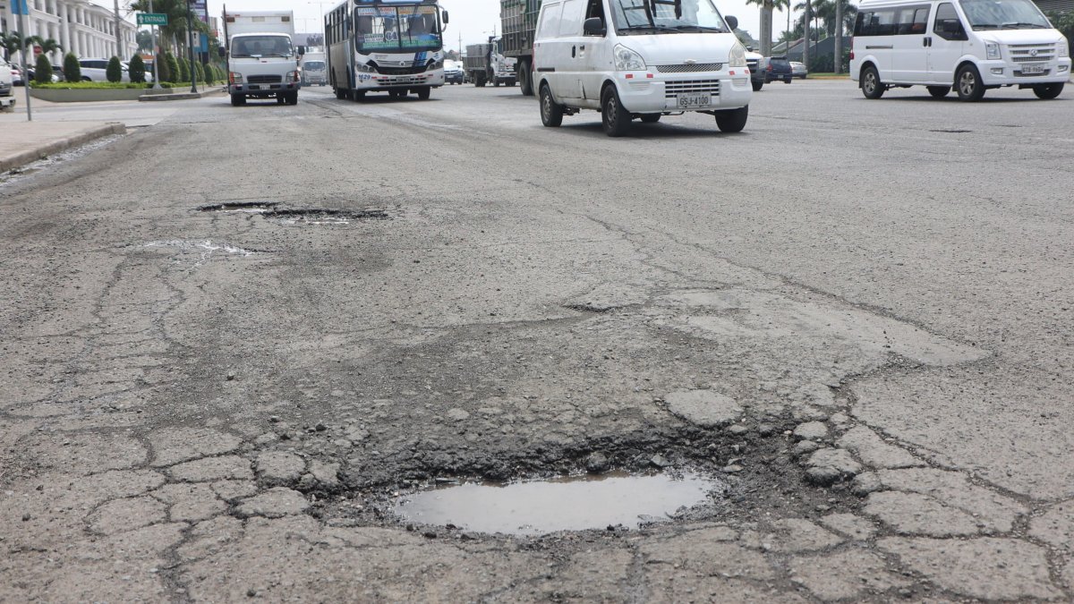 Inconveniente. Los baches en la avenida son grandes y numerosos, lo que genera un obstáculo en el trayecto de los vehículos que van por la León Febres Cordero.