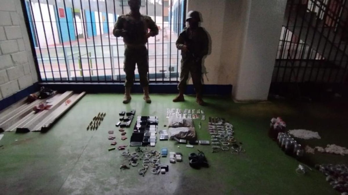 El lunes los militares hallaron fundas de mariguana, armas y municiones durante un operativo realizado.