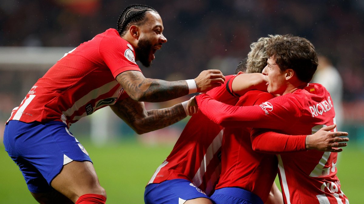 Plantilla de Atlético de Madrid festeja tras eliminar a Real Madrid en los octavos de final de la competencia.