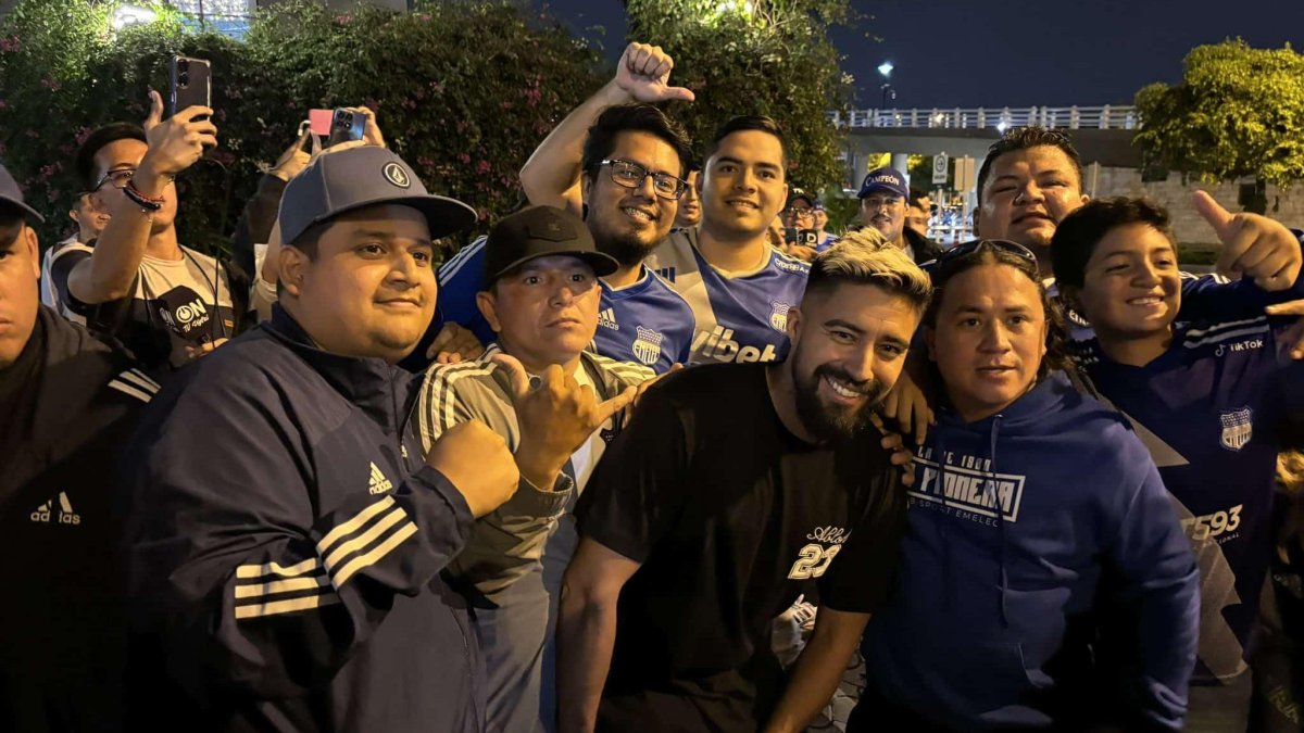 Cristhian Noboa llego a Guayaquil y fue recibió con una gran bienvenida por los hinchas eléctricos