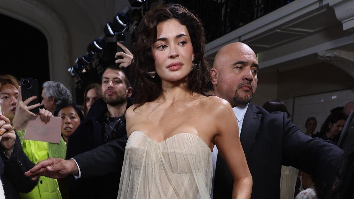 El look de Kylie Jenner ha sido cuestionado en redes sociales.