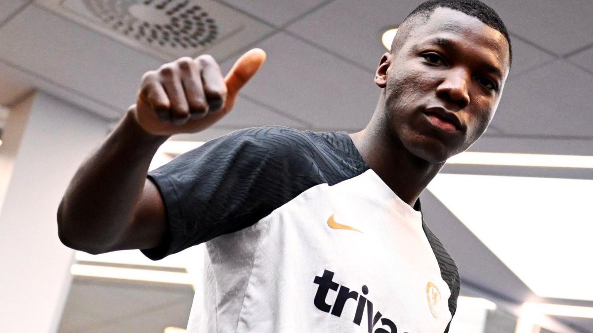 Caicedo reacciona previo al entrenamiento del Chelsea.