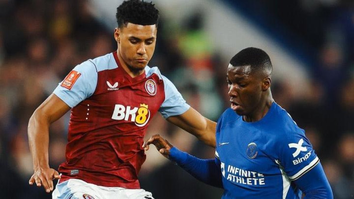 Moisés Caicedo (d) jugó todo el partido del empate de Chelsea ante Aston Villa