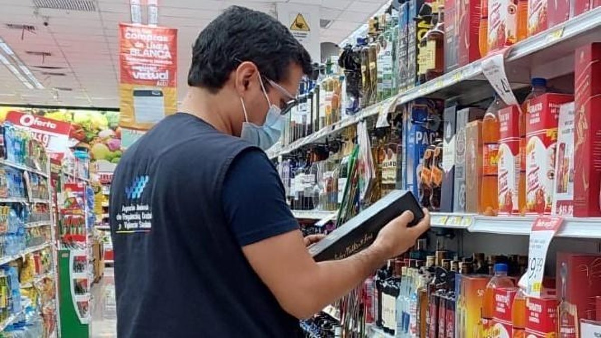 Técnicos de Arcsa durante una inspección en un supermercado.