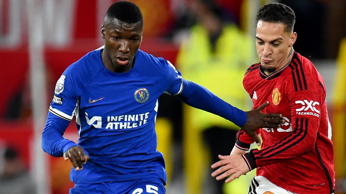 Moisés Caicedo (i), mediocampista del Chelsea.