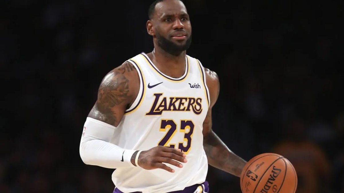 LeBron acabó con 14 de 25 en tiros de campo, dos de cuatro en triples y un perfecto seis de seis desde la línea de libres.