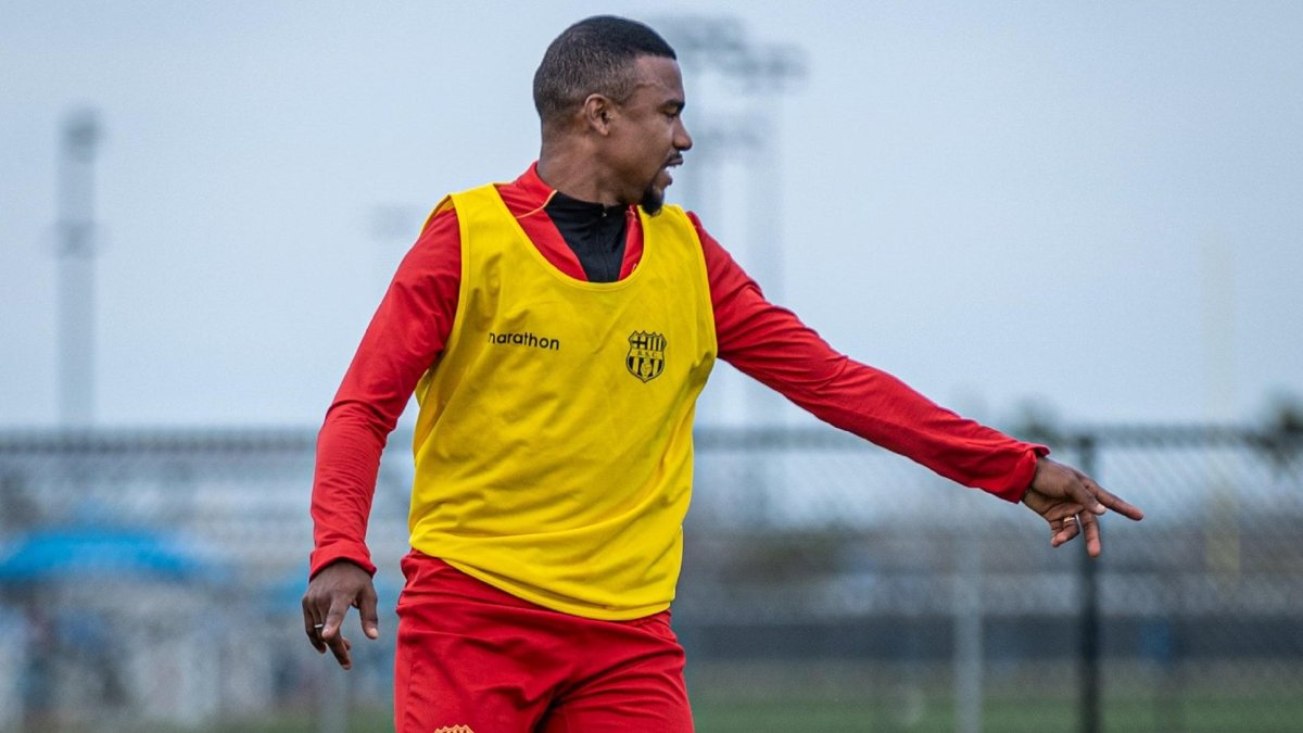 Dixon Arroyo dice que quiere ganar campeonatos con Barcelona y que si es uno internacional mejor.