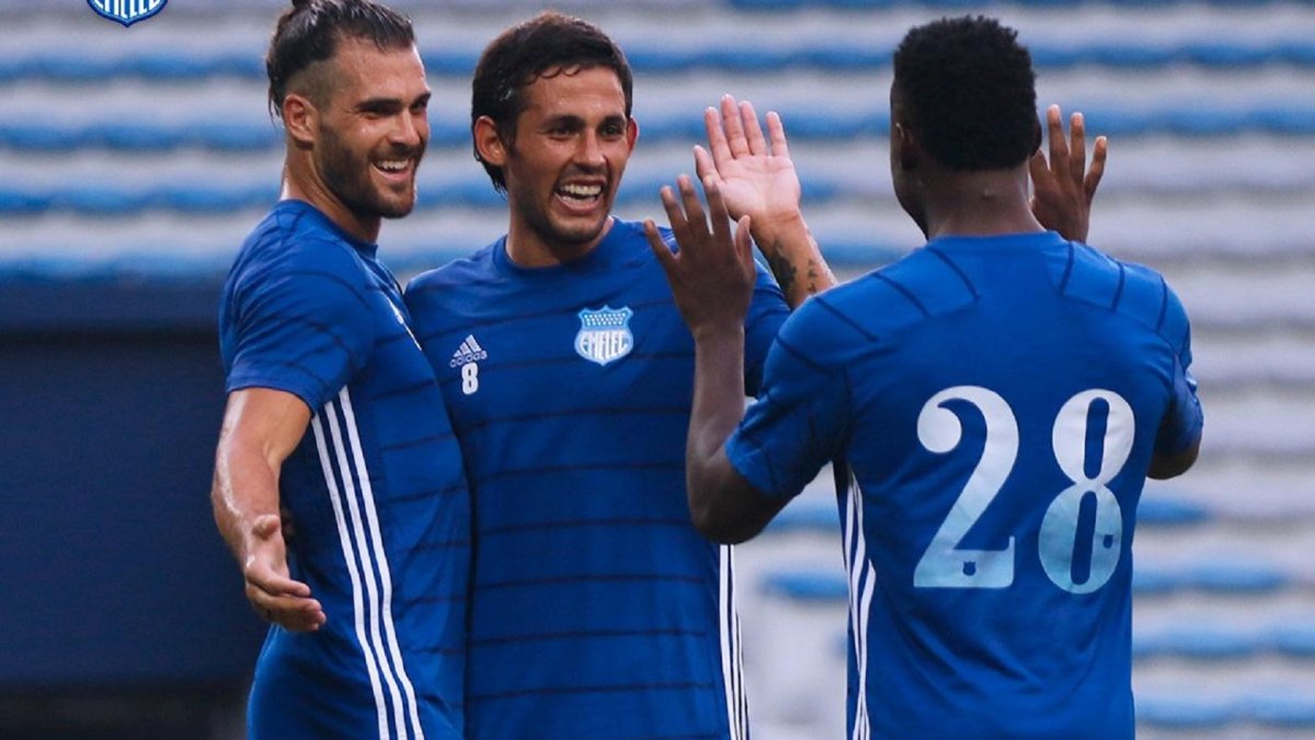 Facundo Castelli, Marcelo Meli y Maicon Solís y su primera celebración.