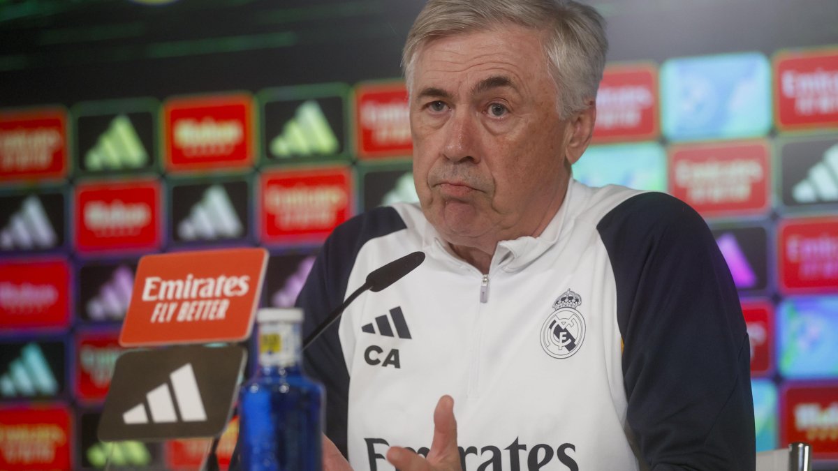El entrenador del Real Madrid, Carlo Ancelotti durante la rueda de prensa posterior al entrenamiento del equipo en la Ciudad Deportiva de Valdebebas.