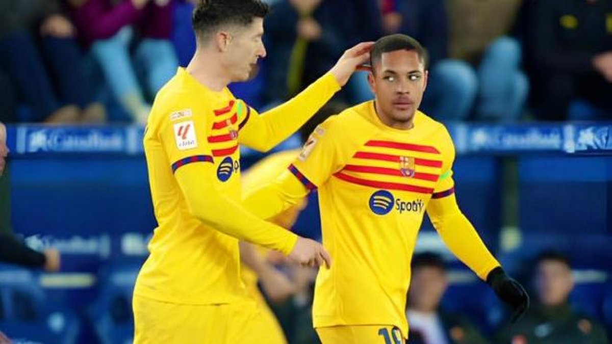 Lewandowski (i) y Vitor Roque anotaron para Barcelona ante Alavés
