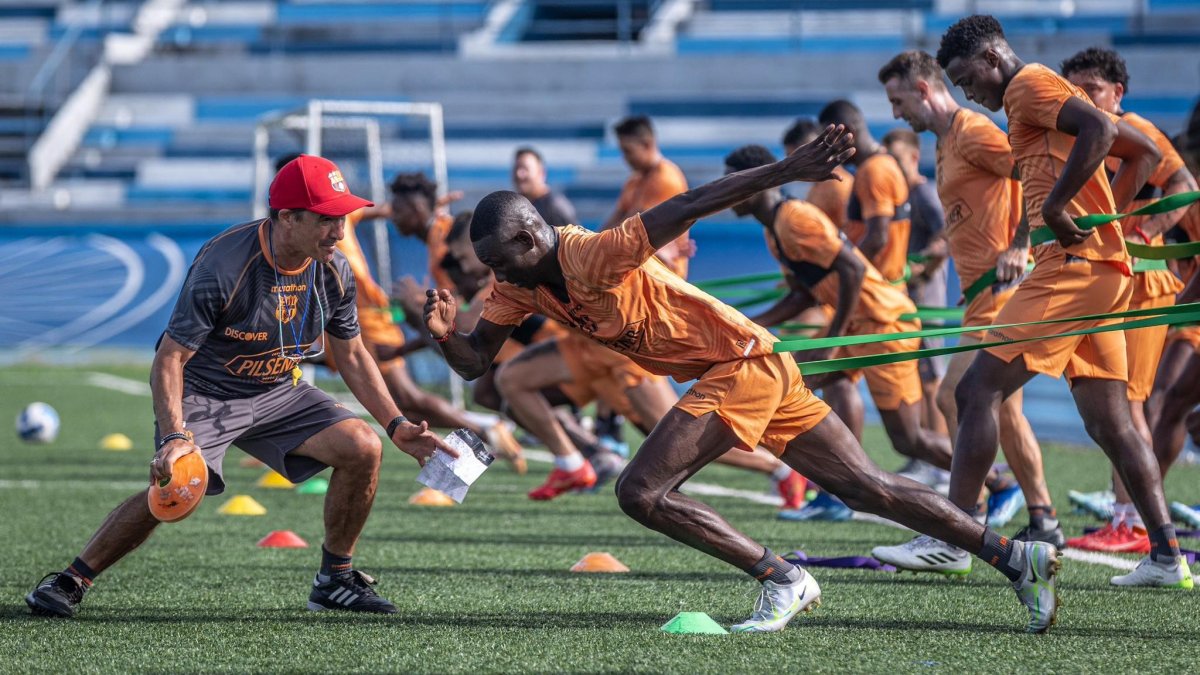 Alejandro Valenzuela (i), preparador físico de Barcelona, le  ‘saca el aire’ al primer plantel este martes 6 de febrero, en el estadio Alberto Spencer de Guayaquil.