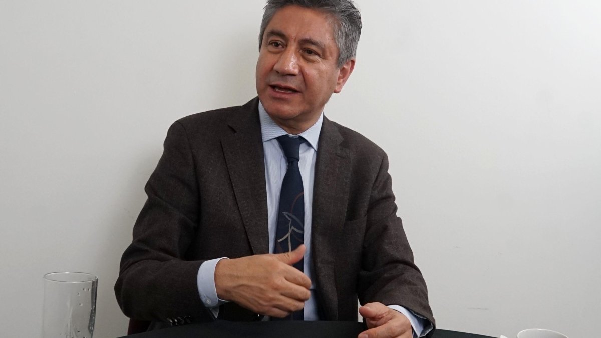 El funcionario, Abogado. Posee estudios en Ciencias Políticas y Sociales y es doctor en Jurisprudencia y magíster en Derecho Tributario.