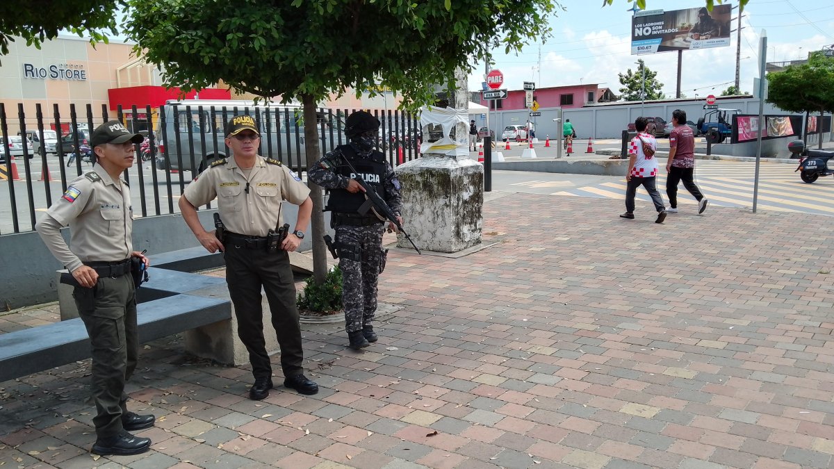 Hecho. La vigilancia se mantuvo ayer, todo el día, en el centro comercial.