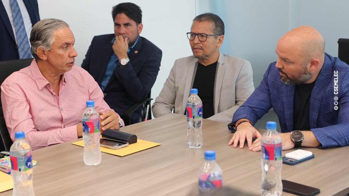 Miguel Ángel Loor (d), presidente de LigaPro confirmó su deseo que Emelec sea campeón