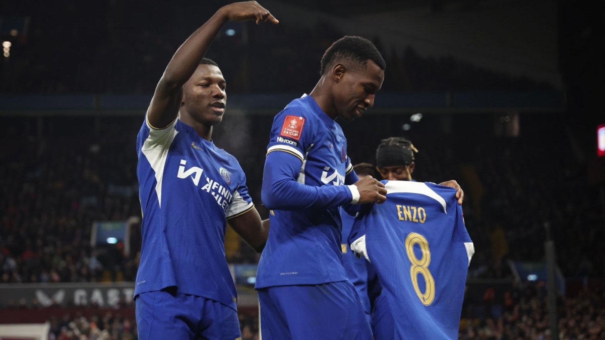 El volante ecuatoriano Moisés Caicedo (i) jugó 81 minutos en victoria blue.