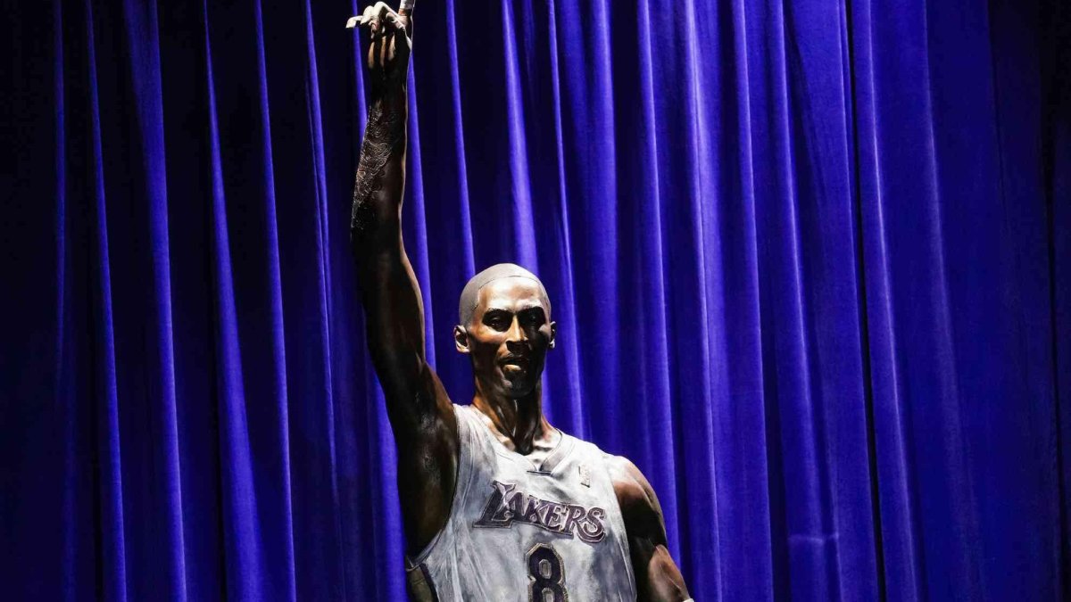 De bronce y con casi seis metros de alto, la obra pesa unos 1.800 kilos.