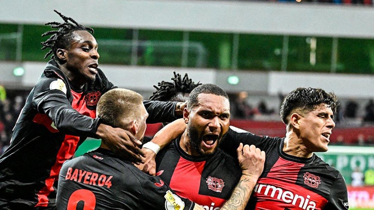 Piero Hincapié (d) es clave en el equipo de Xabi Alonso