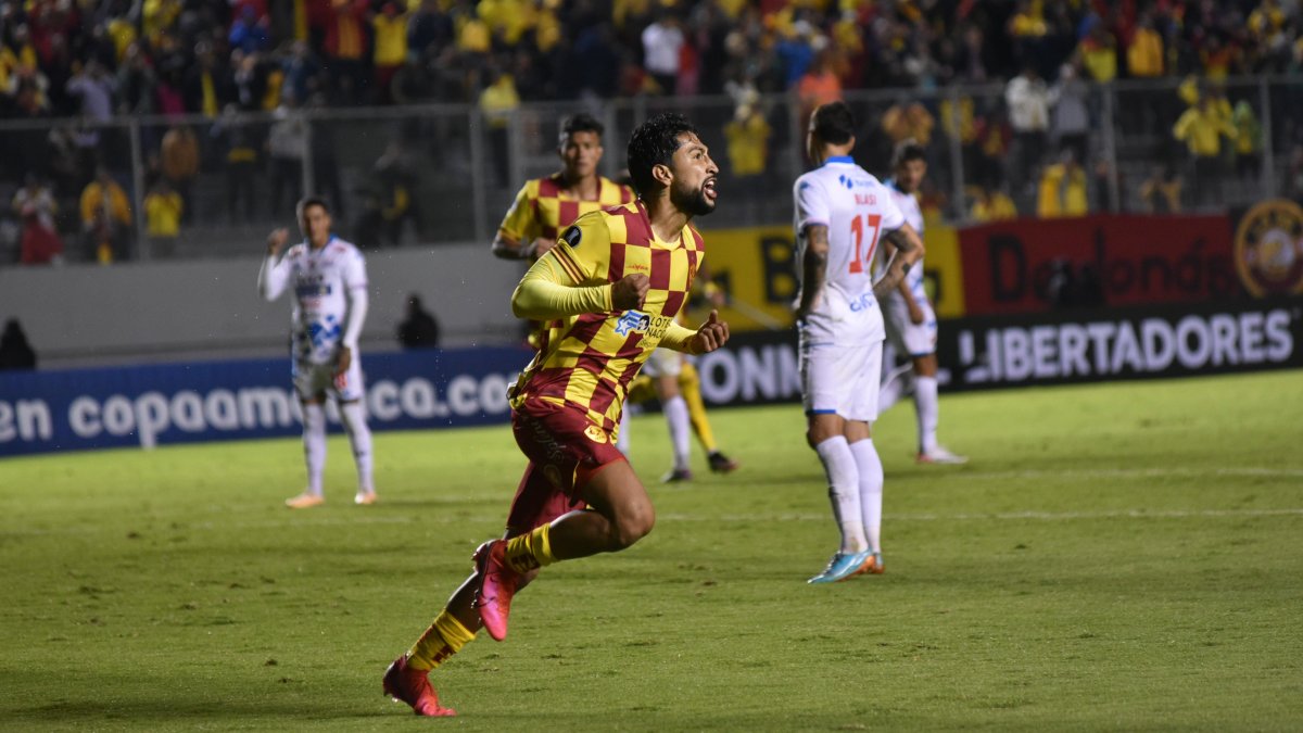 El festejo del ariete colombiano Jeison Medina (c) tras marcar el gol de la victoria de Aucas sobre Nacional de Paraguay