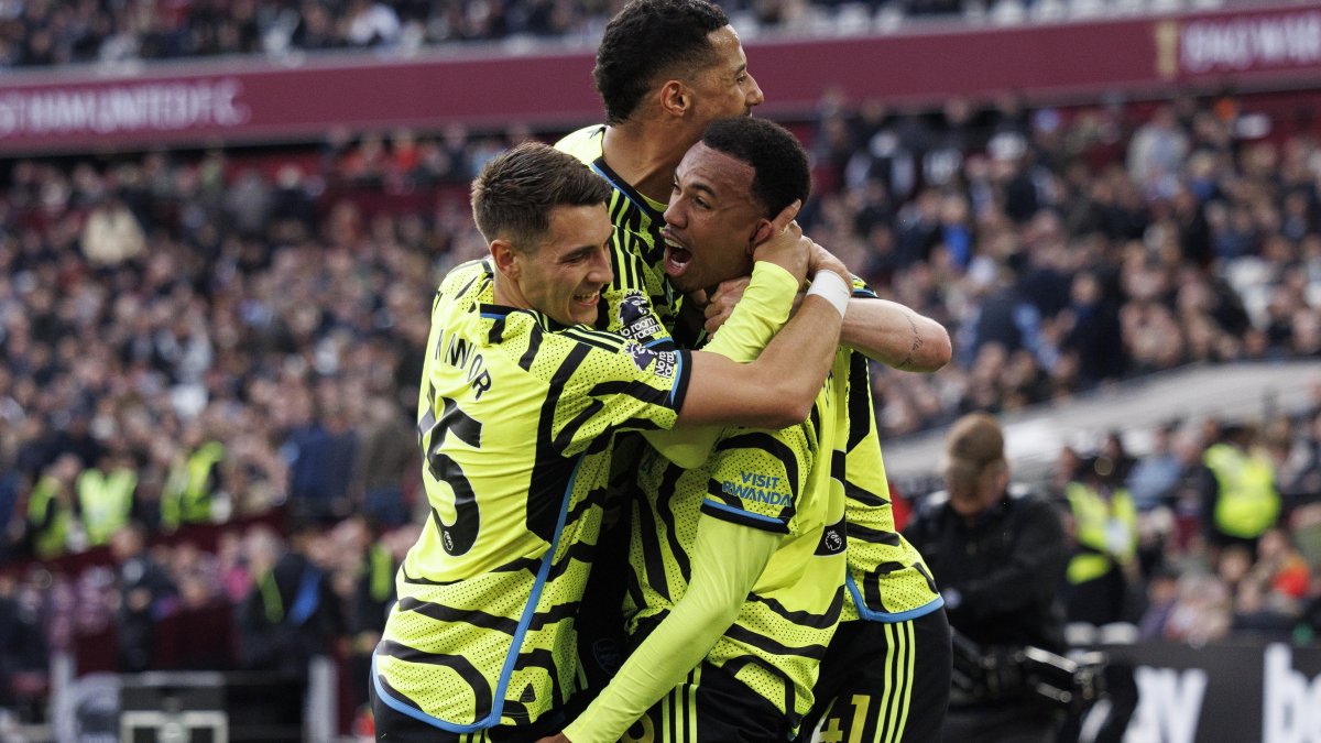 Gabriel Magalhaes, del Arsenal, celebra tras marcar el gol 0-3 durante el partido de fútbol de la Premier League inglesa entre West Ham United y Arsenal.