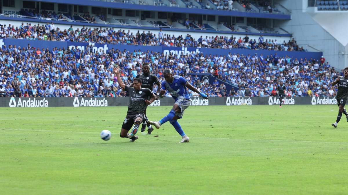 Ayoví (d) ariete azul, marcó 5 goles en 14 apariciones en la temporada anterior.