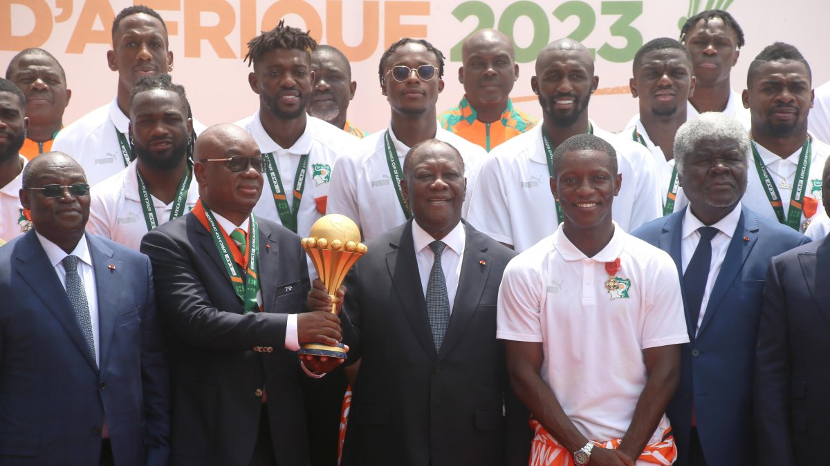 Los jugadores de Costa de Marfil en comitiva oficial con el presidente de la república.