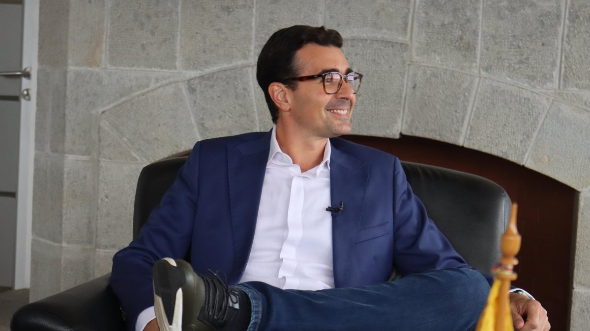 El comunicador y ministro del Deporte, Andrés Guschmer, durante una reunión protocolaria.