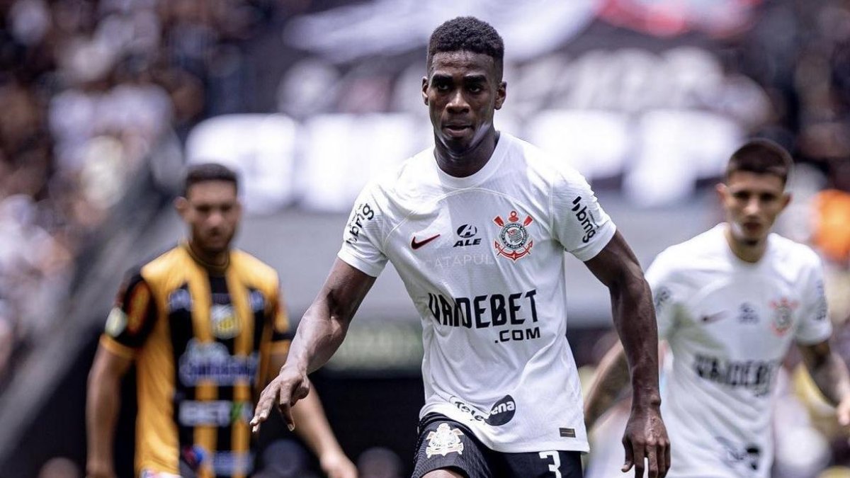 Félix Torres se afianza en la defensa de Corinthians