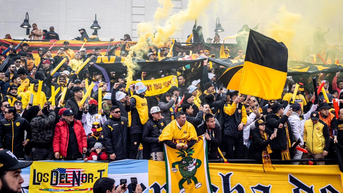 Hinchas de Barcelona alientan a su club en el Hinchliffe Stadium, de Paterson, Nueva Jersey.