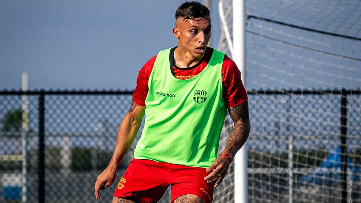 Mathías Suárez en plena pretemporada con Barcelona.