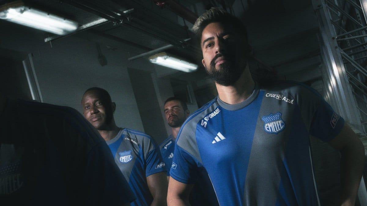 El volante Christian Noboa luciendo la nueva camiseta.