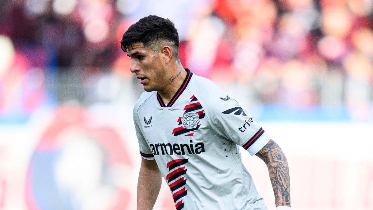 Piero Hincapié mantiene la titularidad y juega hasta el final en Leverkusen