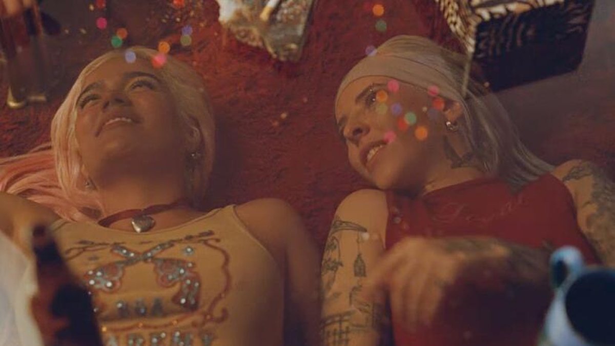 Karol G y Young Miko, en una escena del clip.