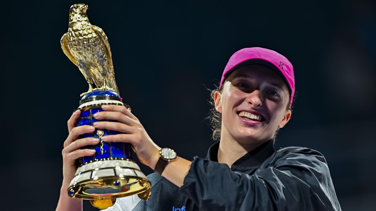 Iga Swiatek con el trofeo tras vencer a Rybakina por parciales de 7-6 (8) y 6-2.