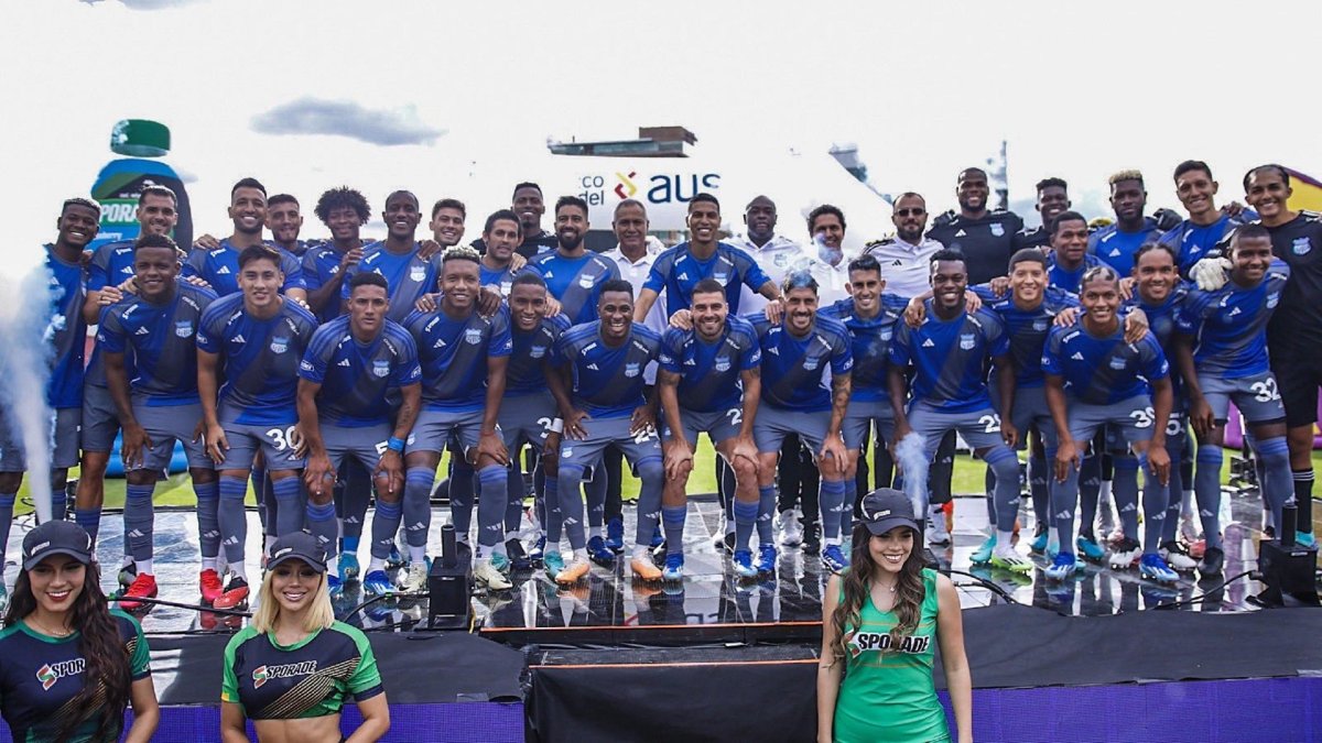 Estrenando. Camiseta toda la plantilla de Emelec en el estadio Alejandro Serrano Aguilar de Cuenca.