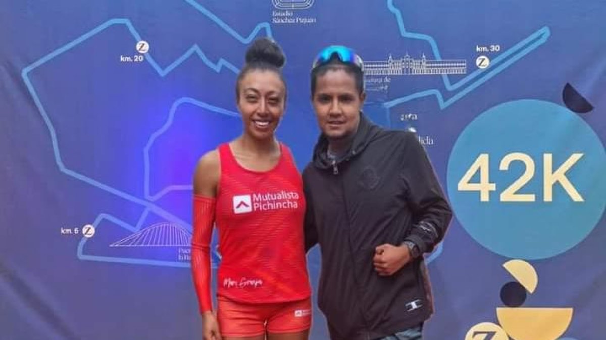 Mary Granja (i) luego de culminar la prueba de fondo española.