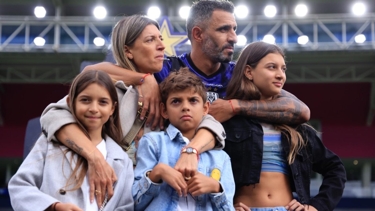 El ahora exfutbolista estuvo acompañado por su esposa y tres hijos. Su hijo en una de las alocuciones le dijo: “Quiero copiar todo lo que haces”. Pelle rompió en llanto.