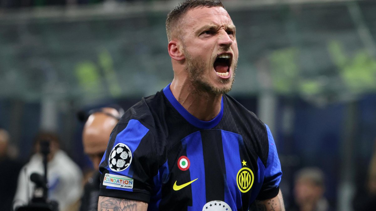 Marko Arnautovic del Inter de Milán celebra tras marcar el 1-0.