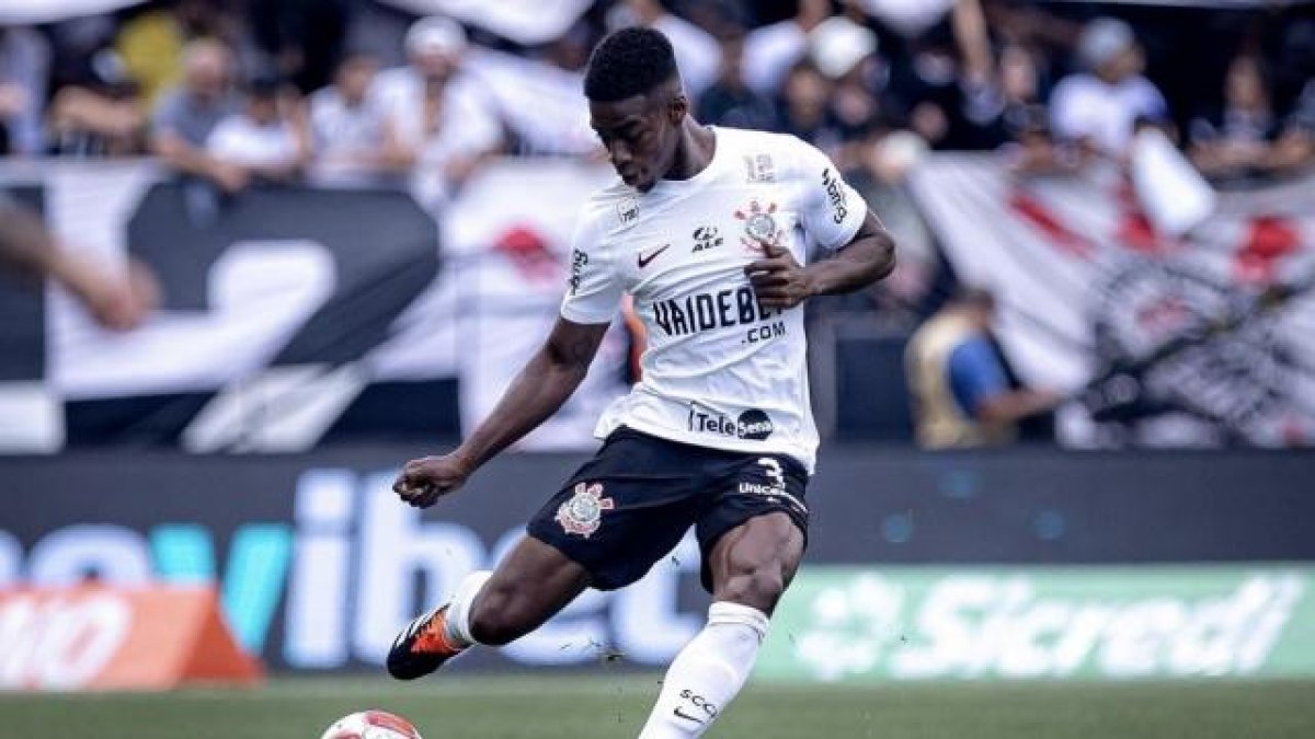 El defensor ecuatoriano Félix Torres se adueñó de la titularidad en Corinthians