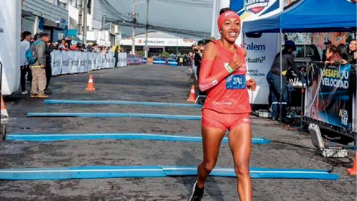 La celebración de la tricolor Mary Granja tras cruzar la meta en Sevilla y alcanzar la marca a París 2024.