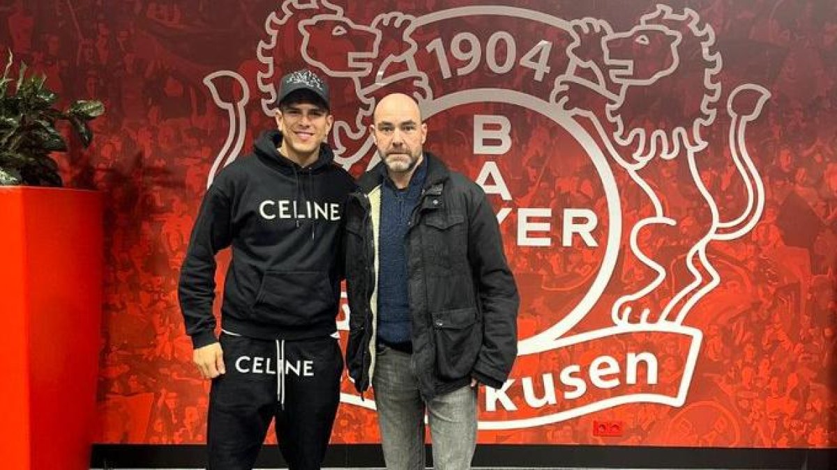 El entrenador de La Tri, Félix Sánchez (d) visitó a Piero Hincapié en Alemania