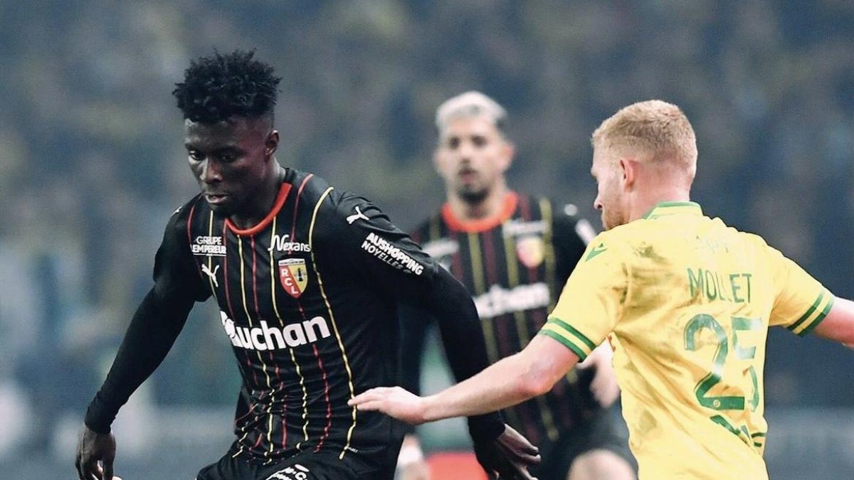 Jhoanner Chávez fue titular en el partido de UEFA Europa League con Lens