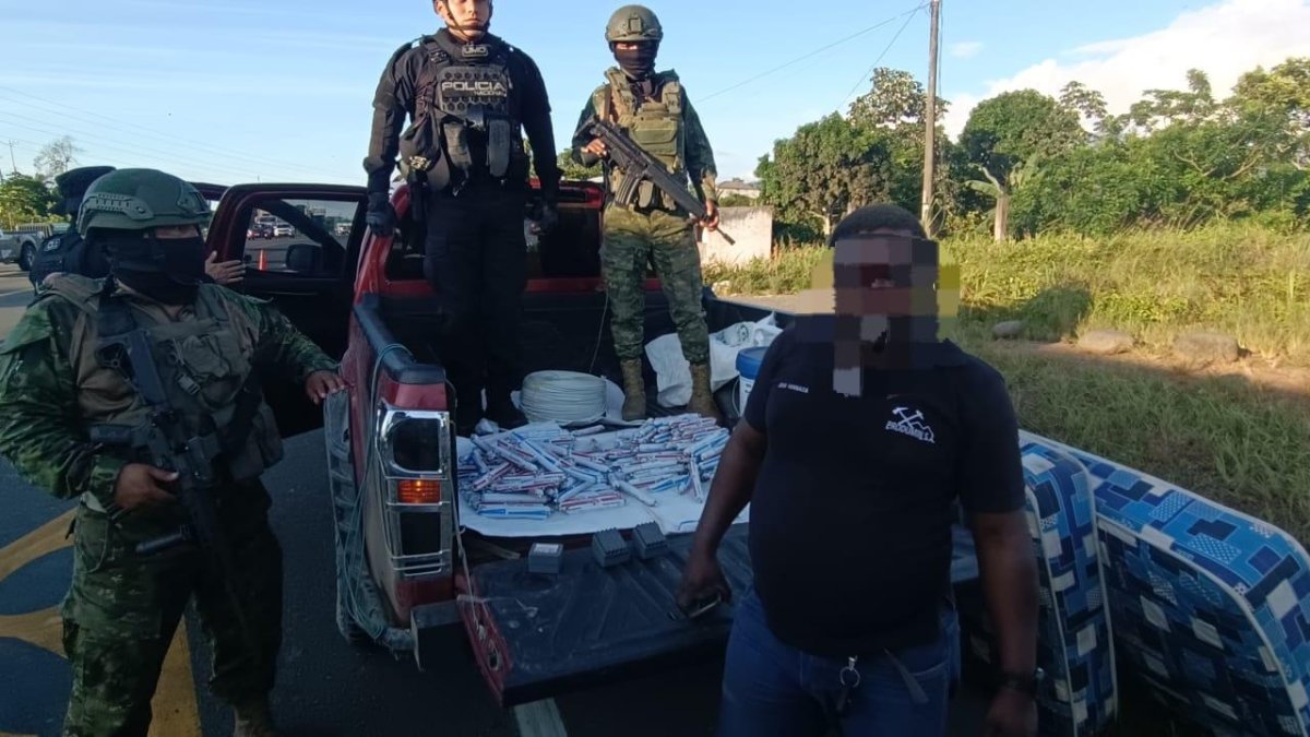 DETENIDO.- El sospechoso transportaba el explosivo en el balde de la camioneta cubierta con colchones.