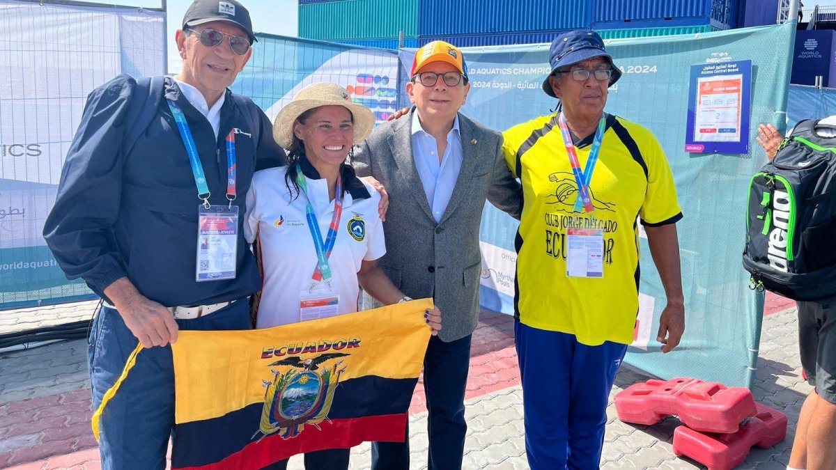 Luis Bajaña (i).medallista mundial y capitán del equipo nacional, junto a la nadadora también tricolor Zedex Fuentes; el Embajador de Ecuador en Qatar, Pascual del Cioppo, y el nadador Rafael Dueñas