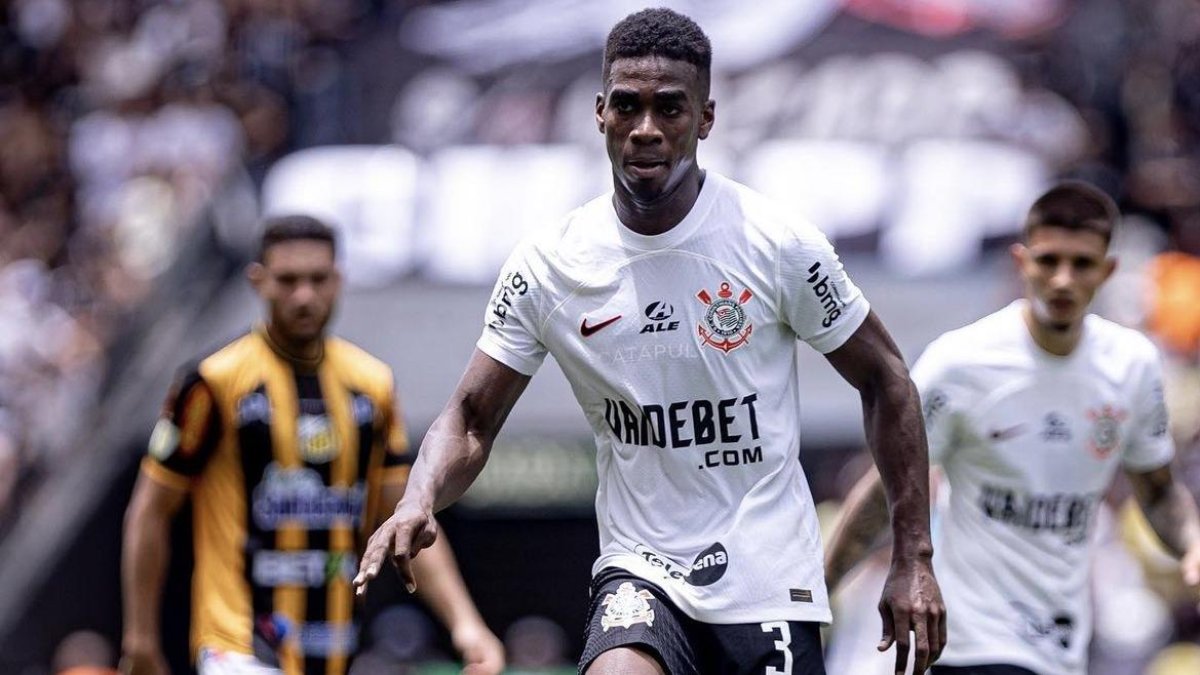 El defensor ecuatoriano Félix Torres no deja la titularidad en Corinthians