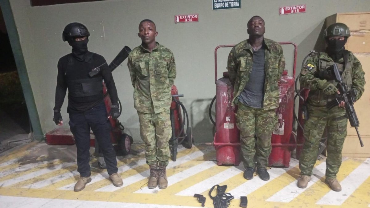 Se capturó a dos hombres que fingieron ser uniformados en servicio activo.