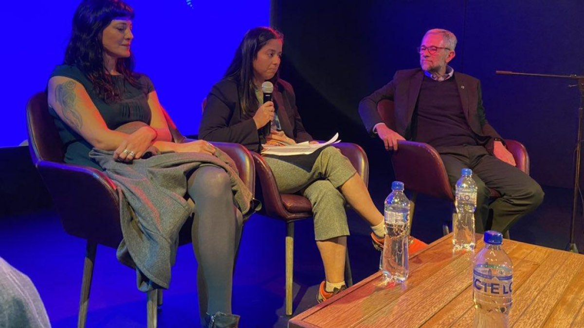 Trabajo. Vivian Rodríguez (centro), en foro ante representantes de la Organización Panamericana de la Salud.