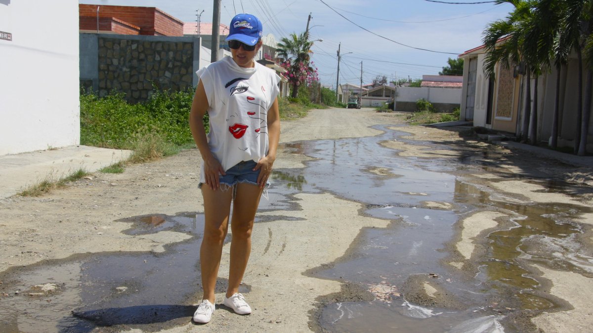 Daño. En prácticamente todas las calles de Costa de Oro, en Salinas, se han rebosado las aguas. En algunos puntos hay extensas cuadras  afectadas.