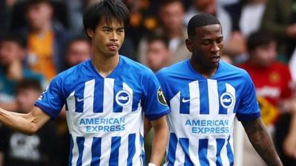 Mitoma (i) es uno de los socios en cancha del ecuatoriano Pervis Estupiñán en Brighton