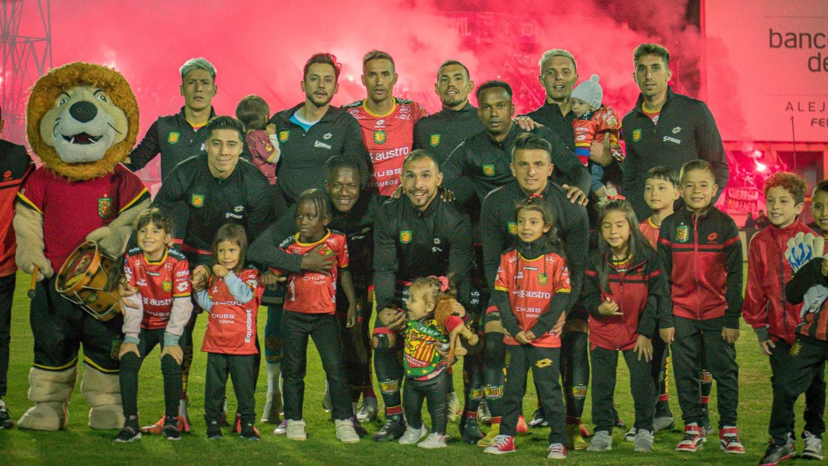 Deportivo Cuenca presenta a su plantilla en la Noche Colorada.